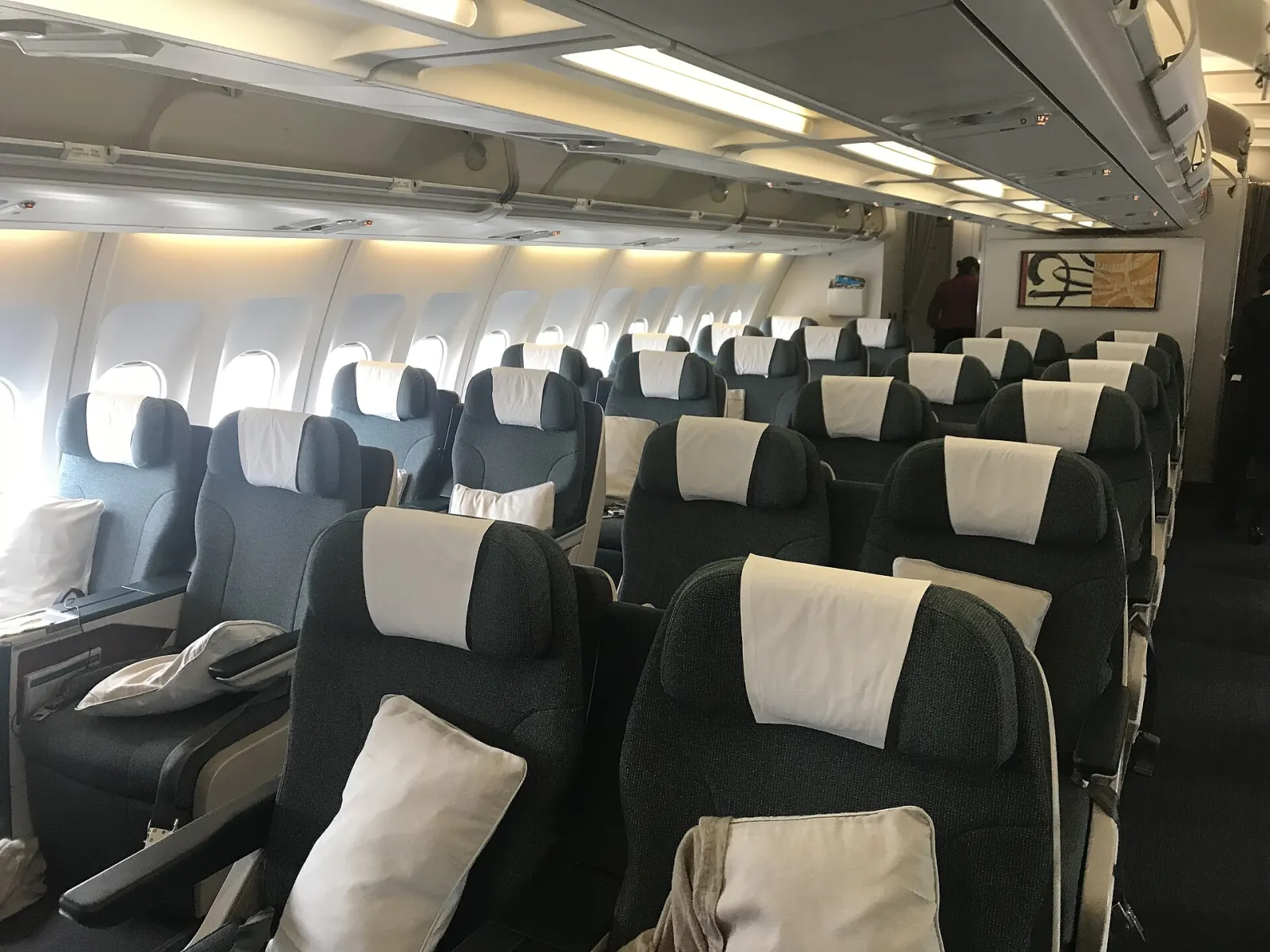 A twin-aisle business class cabin laid out in pairs of recliner seats